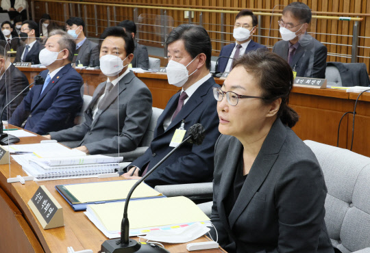 박희영 용산구청장이 6일 오전 국회에서 열린 '이태원 참사 국정조사 특별위원회' 2차 청문회에서 의원질의에 답변하고 있다.  연합뉴스